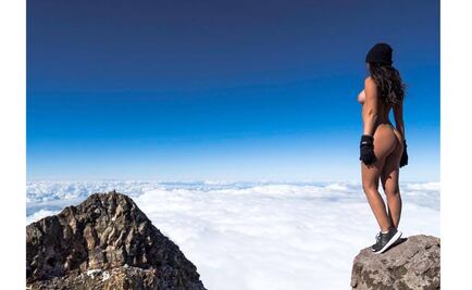 Modelo de Playboy enoja a maoríes por posar desnuda en montaña sagrada