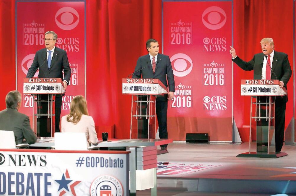 Los aspirantes republicanos a la Casa Blanca Jeb Bush (izq.), Ted Cruz (centro) y Donald Trump, en el debate de ayer (JONATHAN ERNST. REUTERS)