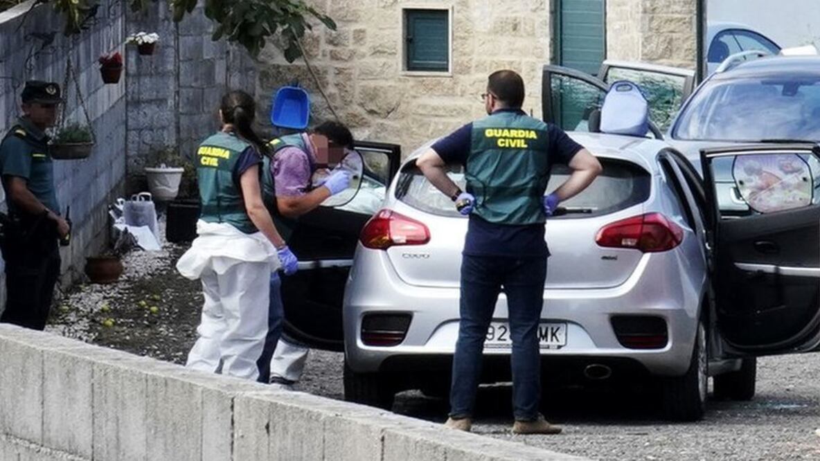 La Guardia Civil recoge evidencia en la escena del crimen en Valga. Foto: Getty Images