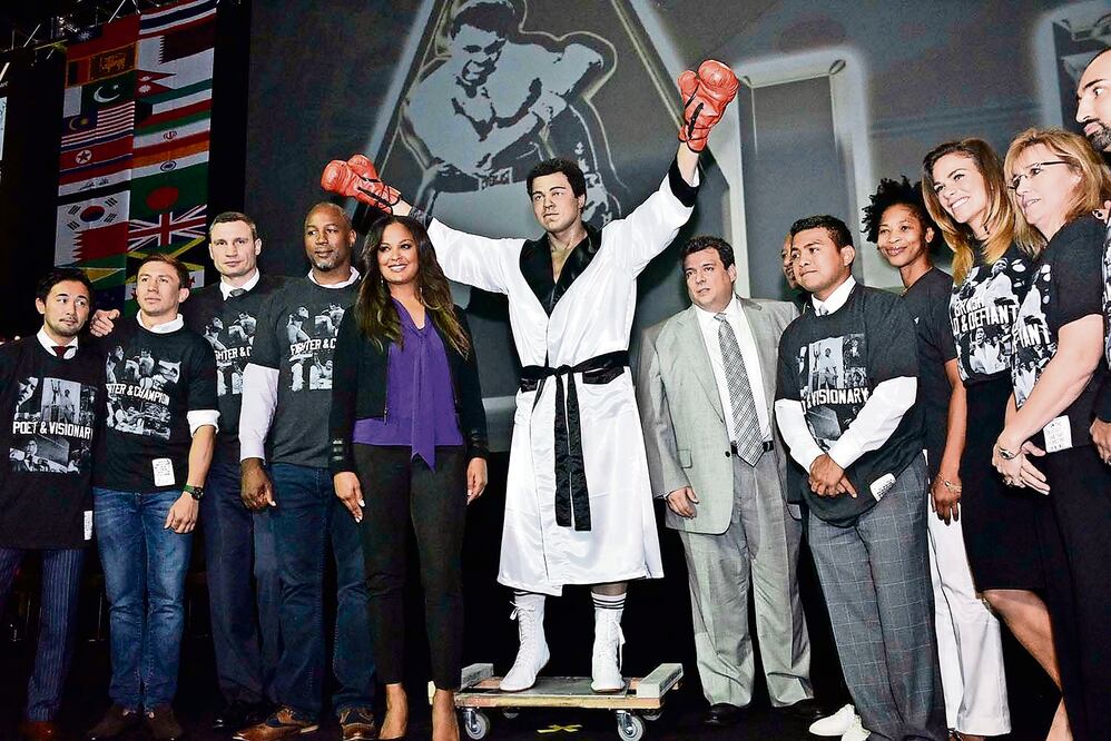 La familia boxística se reunió junto a la estatua de tamaño natural de Muhammad Ali para la foto del recuerdo (DAVID TORRES. NOTIMEX)