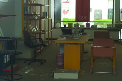 Encuentran Apple Store abandonada con productos de colección 