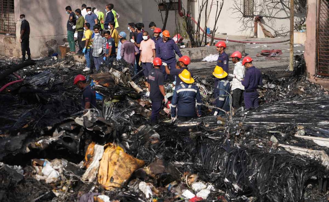 Equipos de búsqueda y rescate acuden a la escena de un accidente aéreo en Ahmedabad, India, el jueves 12 de junio de 2025. Foto: AP
