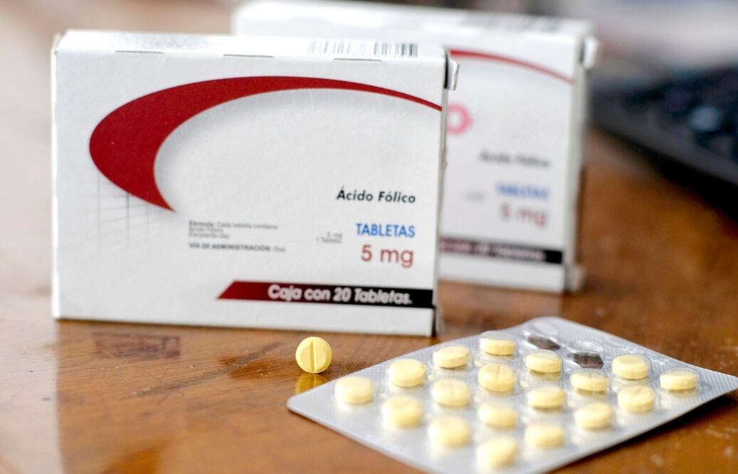 Tomar ácido fólico durante el embarazo previene defectos neurológicos que pueden surgir en el cerebro del bebé (Foto: Especial)