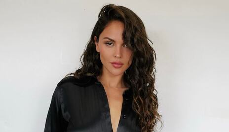 Eiza González posa con espectacular vestido transparente