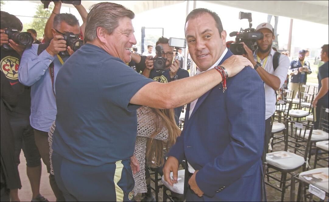 MIGUEL HERRERA Y CUAUHTÉMOC BLANCO FESTEJÓ DEL 103 ANIVERSARIO DEL AMÉRICA. FOTO: CARLOS MEJIA/EL UNIVERSAL