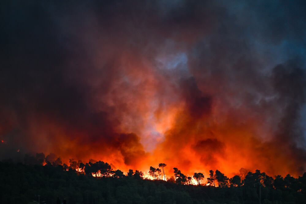 Las llamas envuelven una zona boscosa durante un incendio forestal en Saint-Laurent-de-la-Cabrerisse, departamento de Aude, Francia, el 6 de agosto de 2025. Foto: EFE