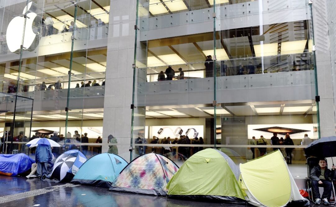 Varias personas acampan a las puertas de una tienda Apple en Sídney, Australia para ser los primeros en comprar el nuevo Iphone 6S y 6S Plus (Foto: EFE)