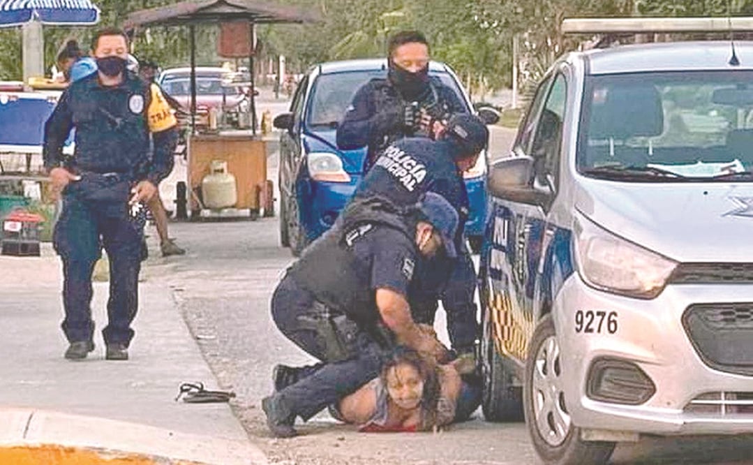 En diversos videos difundidos en redes sociales se observa cómo los elementos de seguridad someten a la mujer y cómo queda inconsciente en el suelo. FOTOS: TOMADAS DE VIDEO