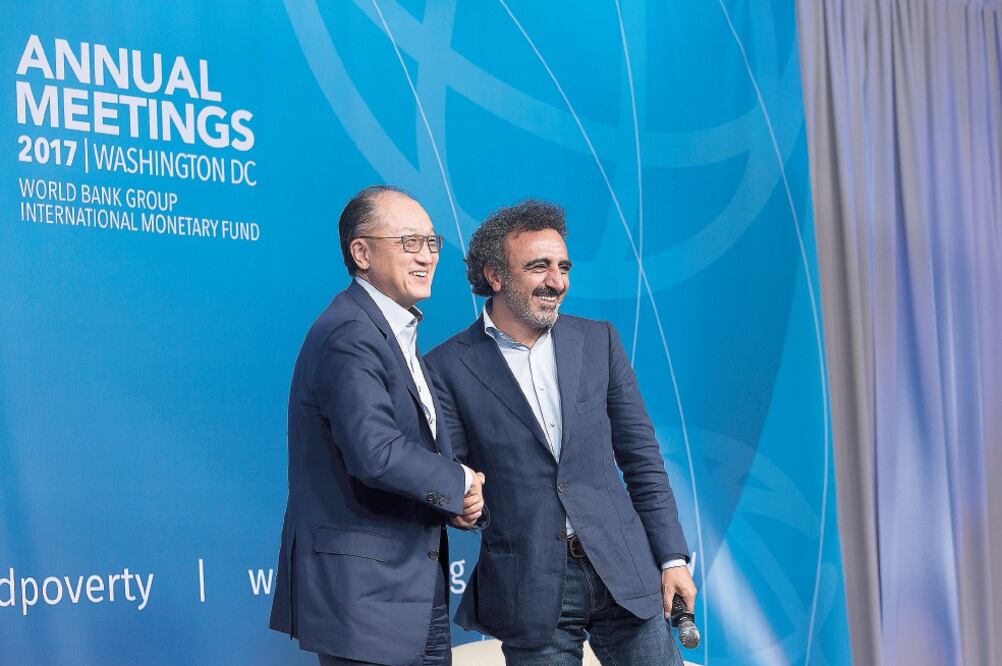 Jim Yong Kim, presidente del Banco Mundial, y Hamdi Ulukaya, presidente de Chobani, ayer en la reunión anual del organismo y del FMI en Washington (CORTESÍA BANCO MUNDIAL)