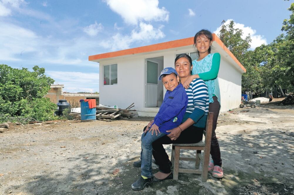 Julia Rosales recibió una casa de 49 metros cuadrados construida con block y varilla. (IRVIN OLIVARES. EL UNIVERSAL)