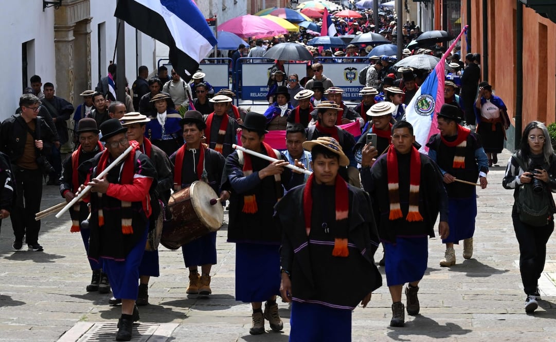 Indígenas del pueblo misak protestan en Bogotá, Colombia ante la expropiación de sus tierras. Foto: AFP.