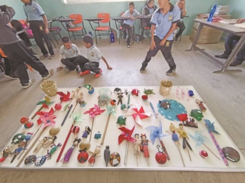 Niños ikoots dan vida a juguetes ancestrales