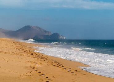 Sin rastro de joven arrastrado por el mar en Todos Santos, BCS; familiares exigen reforzar la búsqueda