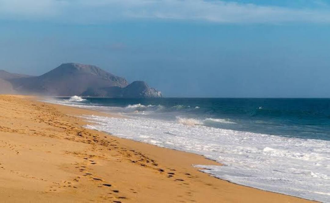 Desaparece joven en playa Todos Santos, tras ser arrastrado por las fuertes olas. Foto: Especial