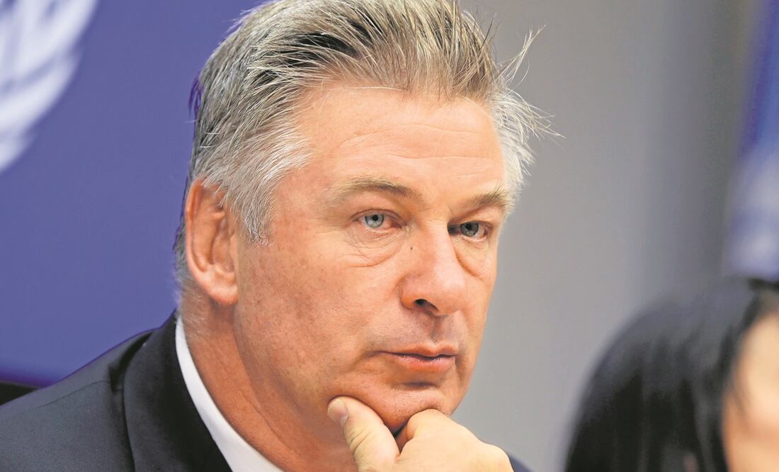 Alec Baldwin colabora estrechamente con las autoridades para esclarecer la muerte de Halyna Hutchins.
