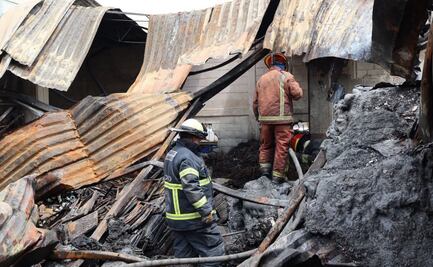 Se reavivan residuos del incendio del sábado en Tlalnepantla donde falleció un bombero; zona es resguardada