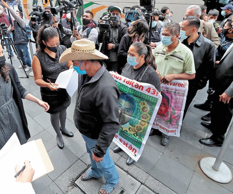 Familiares de los normalistas desaparecidos de Ayotzinapa llegaron ayer a Palacio Nacional para reunirse con el Presidente. Foto: JUAN BOITES. EL UNIVERSAL