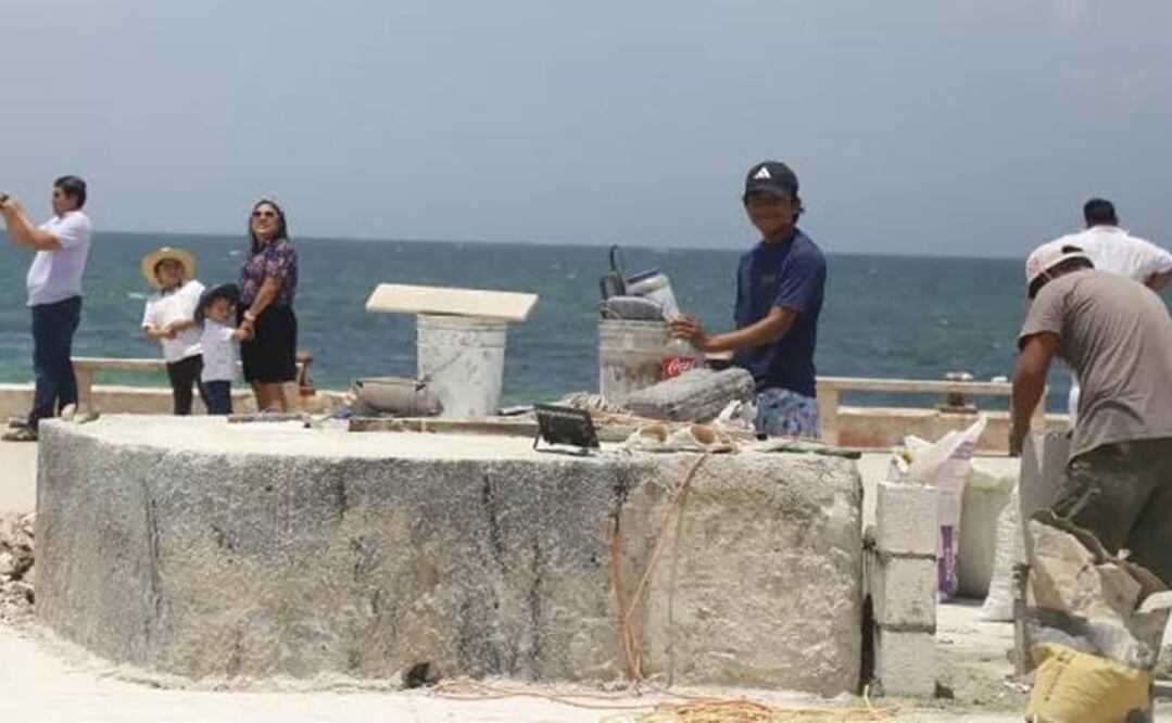 Un grupo de albañiles contratados por el municipio construyen la base donde se levantará la estatua. Foto: Especial