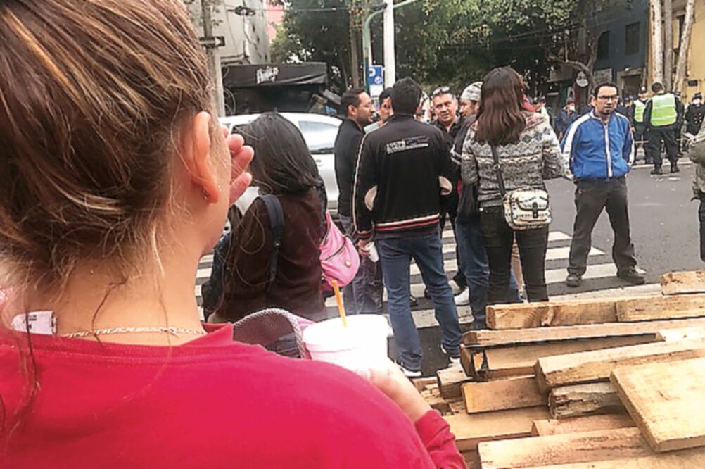 Galicia Nieves, recepcionista del laboratorio Cencon, relata que quedó atrapada con unos cables y Adriana de León la liberó. (DIANA LASTIRI. EL UNIVERSAL)