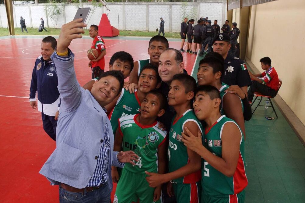 El comisionado Enrique Galindo Ceballos visitó la primaria "Vicente Guerrero", donde ayer inició el remozamiento de escuelas. Niños triqui lo rodean (EDWIN HERNÁNDEZ. EL UNIVERSAL)