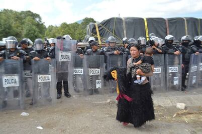 Bloquean carretera en Chiapas; exigen liberación de ex edil