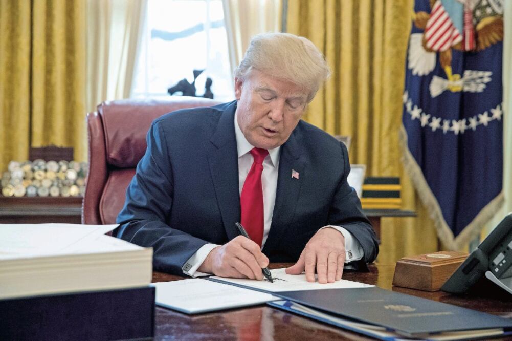 El viernes pasado, Donald Trump selló la propuesta legislativa aprobada, por lo que se espera que la entrada en vigor de la reforma inicie en 2018. (MICHAEL REYNOLDS. EFE)