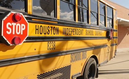 Covid-19 complica regreso a clases en EU: escasean conductores de autobuses escolares