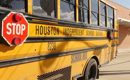 Covid-19 complica regreso a clases en EU: escasean conductores de autobuses escolares