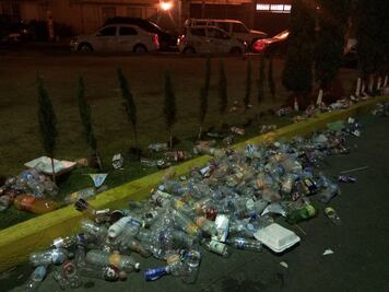 Feligreses dejan a su paso basura sobre las calles