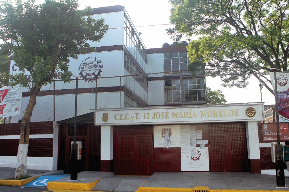 El CECyT 12, ubicado en la colonia Santa María Insurgentes, permaneció ayer en paro. En el plantel número 11, los alumnos, en tercera votación, se manifestaron en favor de mantener cerrada la escuela (FERNANDO RAMÍREZ. EL UNIVERSAL)