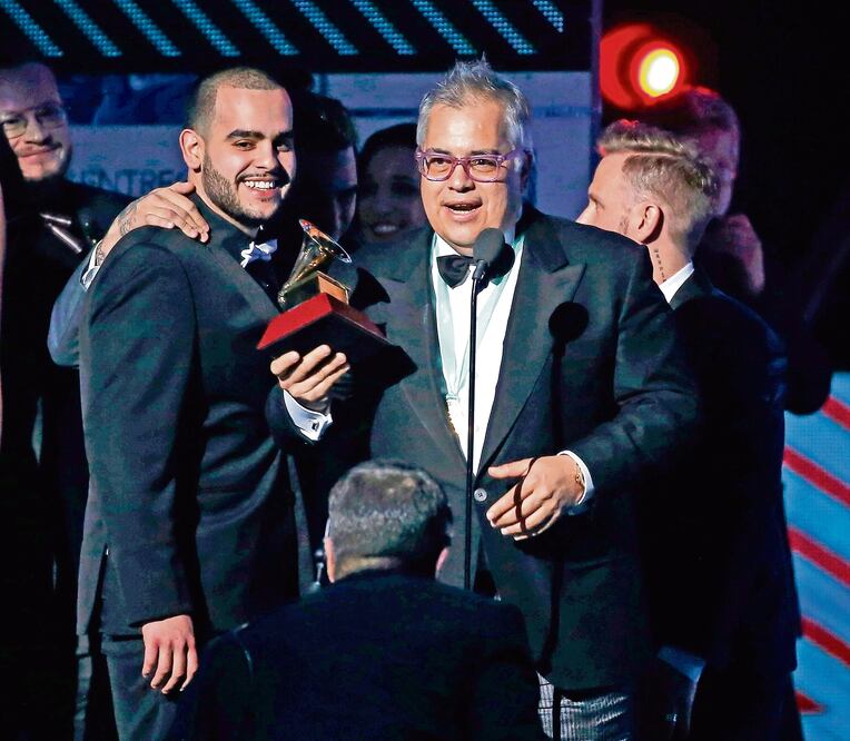 Farías (de lentes) corrió a recibir el premio y a decir unas palabras que no televisaron ni le de dejaron terminar. (FOTO: MARIO ANZUONI. REUTERS)