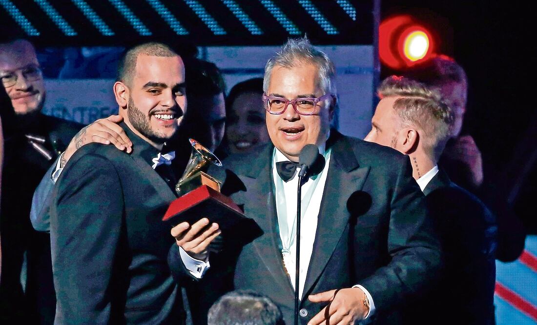 Farías (de lentes) corrió a recibir el premio y a decir unas palabras que no televisaron ni le de dejaron terminar. (FOTO: MARIO ANZUONI. REUTERS)