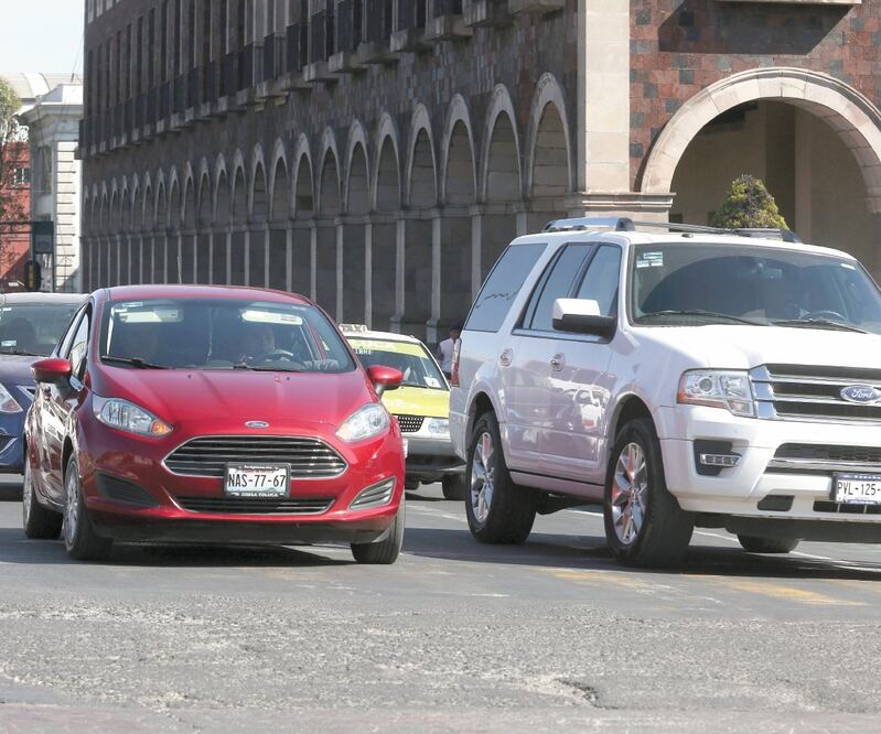 A partir del 1 de enero del próximo año los vehículos con placas de 2013 no podrán circular ni verificar; autoridades analizan enviarlos a buró de crédito. JORGE ALVARADO. EL UNIVERSAL