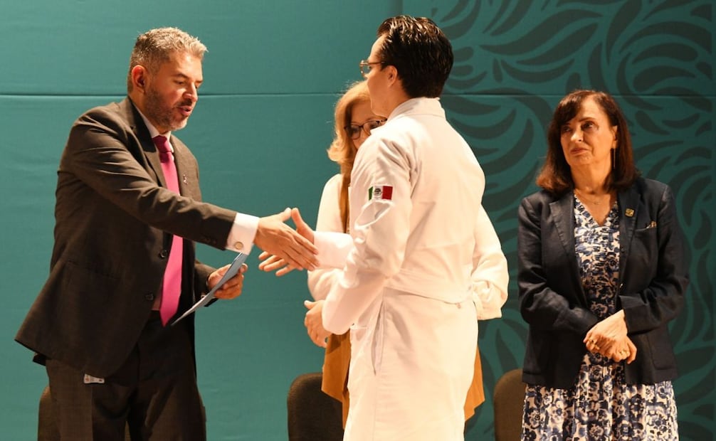 Pemex incorpora 291 residentes a especialidades médicas; destina 2 mil 810 mdp a salud.
Foto: Especial.