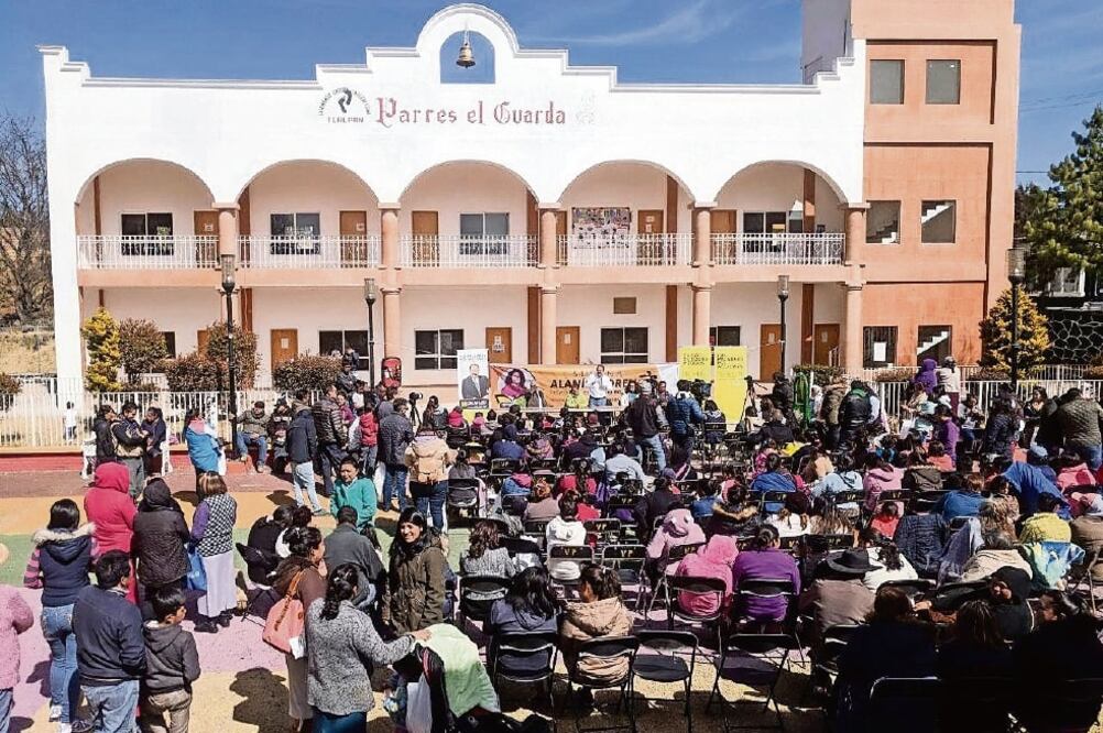 Armando Ahued se reunió con vecinos de Parres, uno de los pueblos originarios de la delegación Tlalpan, en donde presumió sus logros como titular de la Secretaría de Salud de la Ciudad de México. (ESPECIAL)