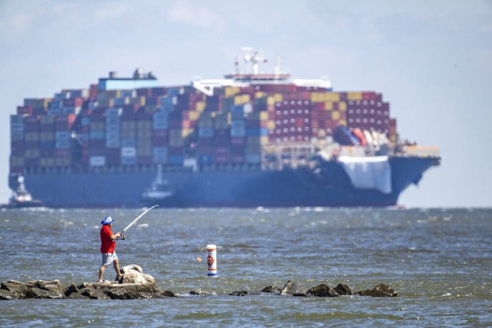 El buque portacontenedores Dali se acerca al puente de la bahía de Chesapeake, el lunes 24 de junio de 2024. Foto: AP