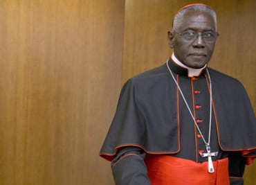 Robert Sarah, el enemigo de Francisco que podría convertirse en el primer Papa negro; ¿por qué genera tanta polémica?
