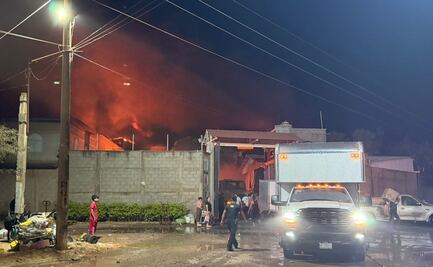 Se incendia bodega de artículos de unicel en Tehuantepec, Oaxaca; fuego continúa sin ser sofocado
