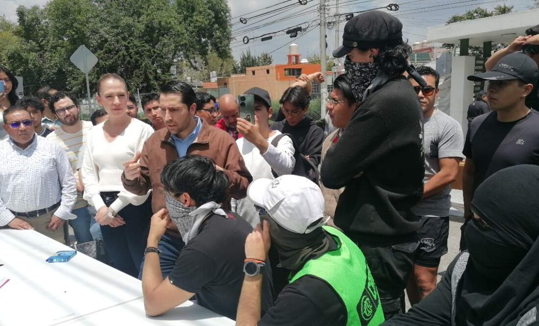 Alumnos y paristas llevan a cabo mesa de diálogo para buscar una solución y determinar si se inician clases el próximo lunes 18 de agosto. Foto: Claudia Rodríguez