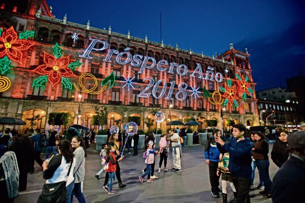 Paseantes en el Zócalo de la CDMX. Una encuesta indica que 5% de las personas consultadas aún paga deudas de las fiestas decembrinas de 2016.