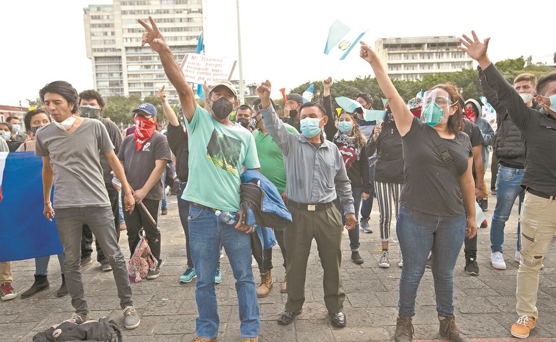 Frente a Palacio Nacional, los guatemaltecos exigieron al presidente renunciar al cargo. Foto: Moisés Castillo. AFP