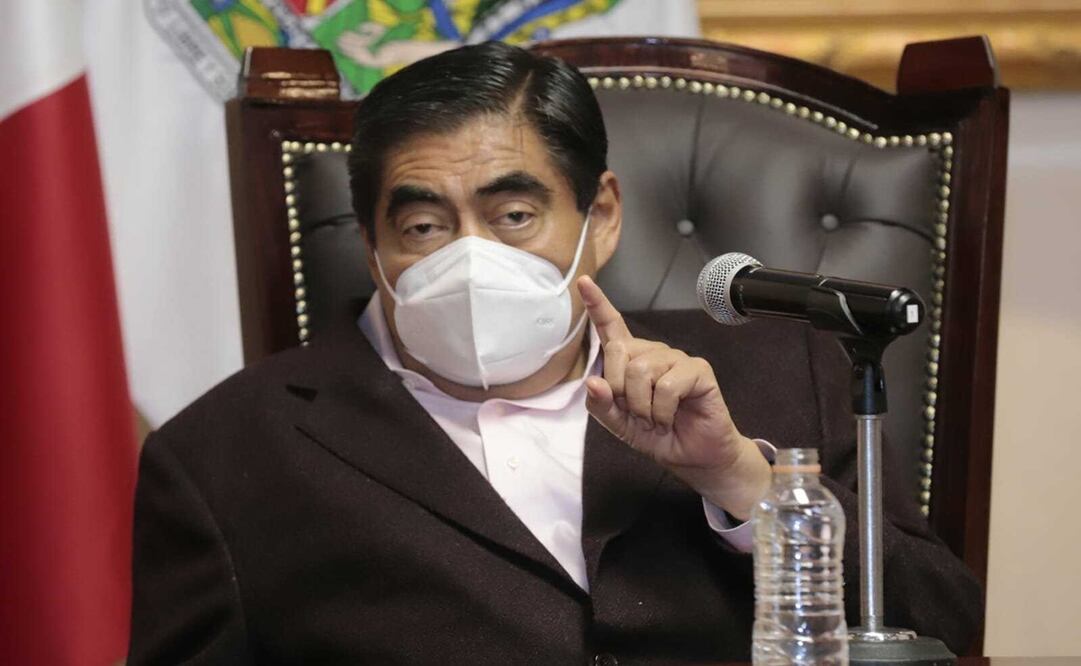 El gobernador de Puebla destacó que se ha llevado la vacunación contra coronavirus a los lugares más apartados. Foto: Twitter @MBarbosaMX