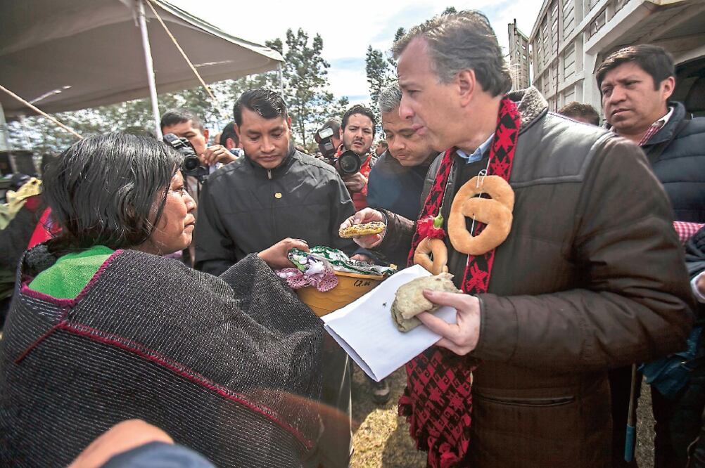 El titular de Sedesol, José Antonio Meade, se reunió con los beneficiarios de la nueva lechería de Liconsa que se inauguró en la comunidad de Santa Ana Tzacuala (YADÍN XOLALPA. EL UNIVERSAL)