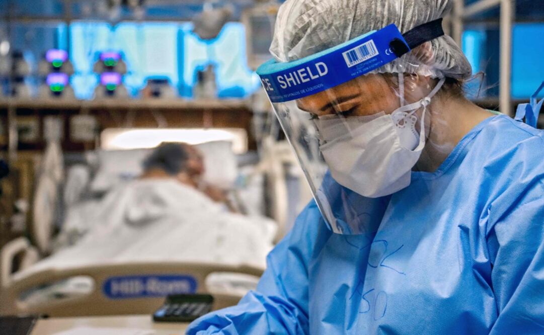 A doctor treats a patient infected with the novel coronavirus - Photo: Silvio Ávila/AFP