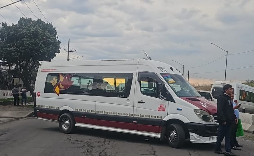 Transportistas bloquean accesos a Chimalhuacán; exigen liberar a compañeros detenidos.
Foto: Especial