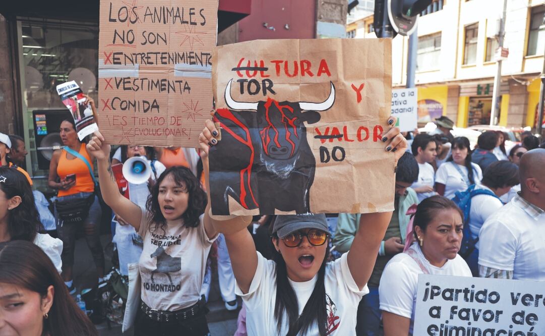 Animalistas y miembros del PVEM se manifestaron a las afueras del Congreso local para exigir la prohibición de la tauromaquia. Foto: de CARLOS MEJÍA. EL UNIVERSAL