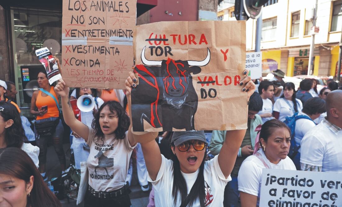 Animalistas y miembros del PVEM se manifestaron a las afueras del Congreso local para exigir la prohibición de la tauromaquia. Foto: de CARLOS MEJÍA. EL UNIVERSAL