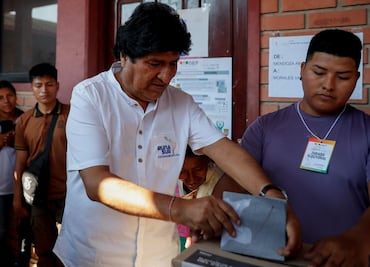 Evo Morales anula su voto en Bolivia; denuncia plan para cometer "fraude"