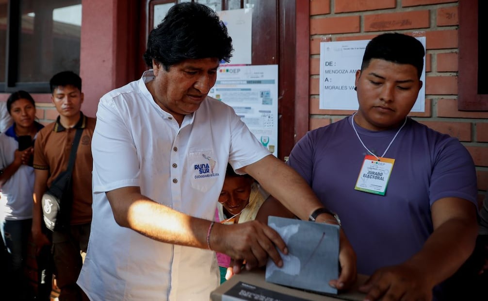 El expresidente de Bolivia Evo Morales vota este domingo, en el centro de votación Escuela Villa 14, municipio de Villa Tunari (Bolivia). Foto: EFE