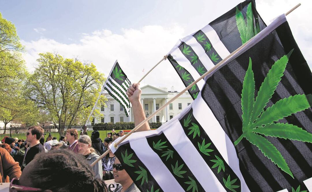Asistentes a una manifestación para pedir la legalización de la marihuana, frente a la Casa Blanca el 2 de abril de 2016, en Washington. Foto:Jose Luis Magana/AP
